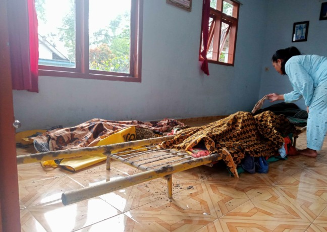 KORBAN: Dua korban yang tak lain adalah ibu dan anak ketika berhasil ditemukan petugas di lokasi aliran erupsi Gunung Semeru