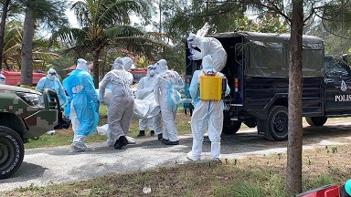 PROSES EVAKUASI: Jenazah FH, pekerja migran asal Jember yang ditemukan di perairan Tanjung Balau, Johor, Malaysia. Jenazah dilarikan ke rumah sakit untuk menjalani autopsi sebelum dipulangkan ke Jember.