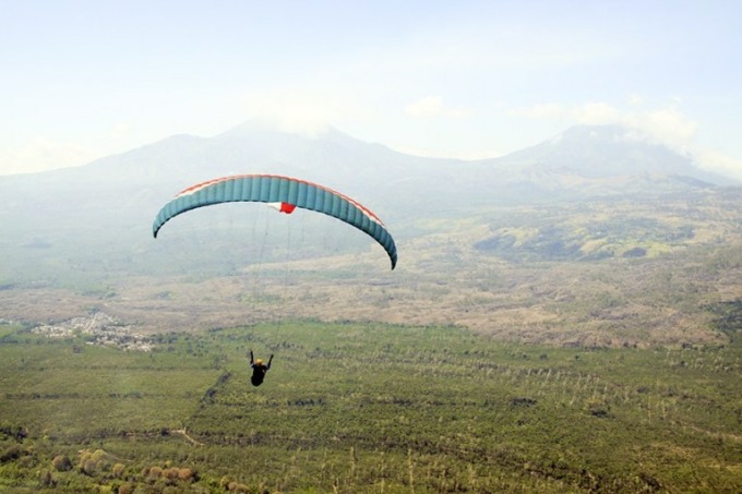 MASIH MINIM: Salah seorang wisatawan ketika mencoba paralayang di Puncak Megasari. Ternyata PAD dari sektor pariwisata untuk tahun ini masih minim.