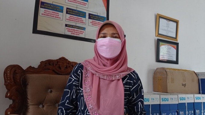“Bantuan tetap disalurkan meskipun KKS hilang atau rusak. Pemerintah Daerah memfasilitasi penerbitan administrasi kependudukan dan lainnya. Sehingga pendataan bisa dilakukan dengan cepat dan bantuan tersalurkan.”  DEWI SUSIYATI, Kepala Dinas Sosial Kabupa
