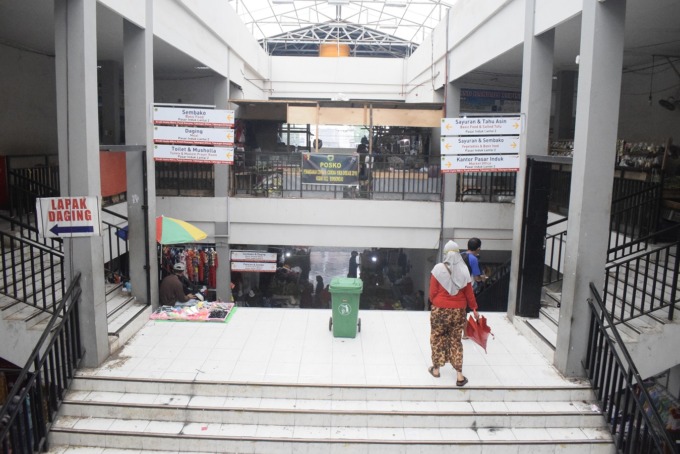MASIH AMAN: Suasana Pasar Induk Bondowoso menjelang libur Natal dan tahun baru. Pemerintah setempat belum memutuskan untuk menggelar operasi pasar. Namun, ketersediaan bahan pokok hingga saat ini masih aman.