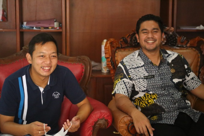 TEPIS KABAR: Ketua Askab PSSI Jember Try Sandi Apriana (kanan) bersama Wakil Ketua Askab PSSI Fery. Try Sandi menampik isu pengunduran diri anggota Exco.