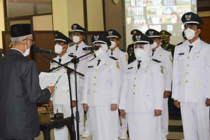 EMANSIPASI: Sejumlah kepala desa perempuan yang terpilih saat diberikan lencana oleh bupati di pendapa, Kamis (16/12).