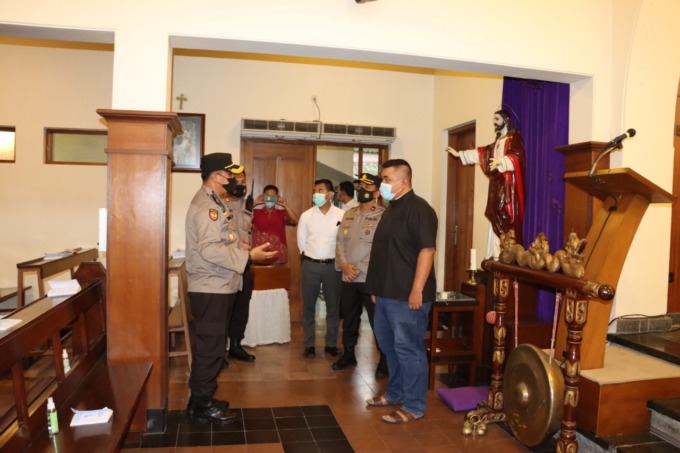 DIPASTIKAN: Kapolres Bondowoso AKBP Herman Priyanto ketika melakukan peninjauan gereja di Bondowoso, kemarin (20/12).