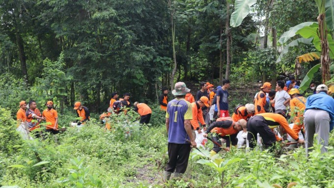 GOTONG ROYONG: Sejumlah pihak terkait bekerja bakti membangun jalan alternatif untuk kendaraan roda dua di Desa Besuk, Kecamatan Klabang. Hal itu setelah jembatan desa ambruk akibat diterjang banjir, beberapa waktu lalu.