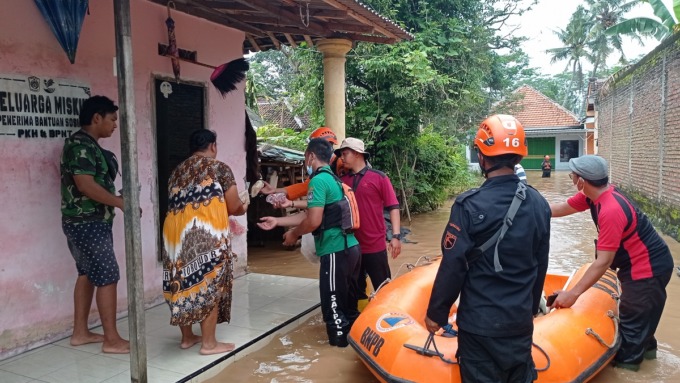 HAMPIR SATU METER: Kondisi banjir di Dusun Biting, Desa Kutorenon, kemarin (20/12). Sebagian besar warga yang sempat mengungsi kembali ke rumahnya masing-masing. Namun, mereka tetap waspada bila debit air meninggi.
