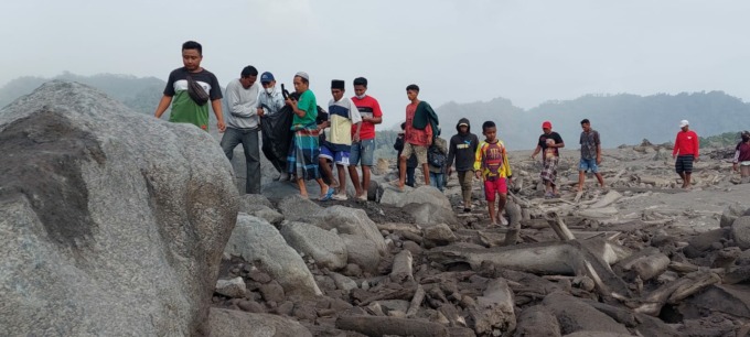DIEVAKUASI : Upaya evakuasi yang dilakukan petugas ketika menemukan jenazah tertimbun abu vulkanik. (JUMAI/RADAR JEMBER)