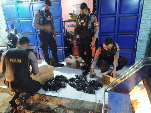 DIGEREBEK: Lokasi yang diduga sebagai tempat peredaran miras oplosan di sebuah bengkel di Kecamatan Patrang.