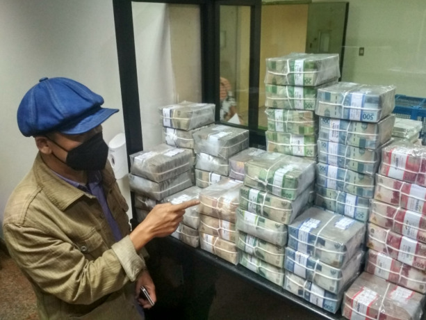 AMAN: Mayarakat tak perlu khawatir terkait dengan ketersediaan uang kartal (logam dan kertas) selama perayaan Natal dan Tahun Baru 2022. Sebab, kantor Perwakilan Bank Indonesia Jember tengah menyiapkan uang kartal sebayak Rp 1,8 triliun