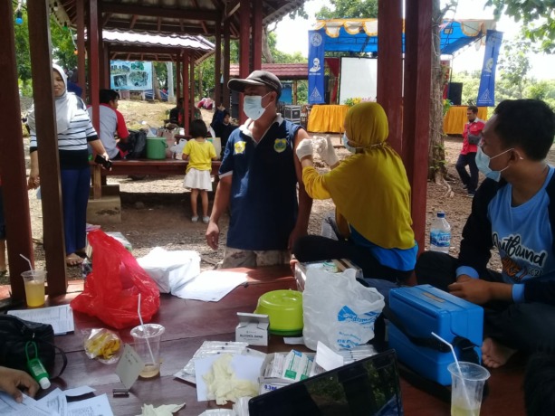 VAKSIN LANGSUNG: Salah satu wisatawan lokal harus mendapat vaksin. Satgas Covid-19 Kabupaten Bondowoso sudah menyiapkan gerai vaksin untuk pengunjung tempat wisata yang belum divaksin.