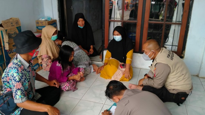 BERI DUKUNGAN: Polres Lumajang dan Pemerintah Desa Kaliboto Kidul, Kecamatan Jatiroto, saat memberi dukungan kepada keluarga Sri Mindari, kemarin. Sri merupakan salah satu korban kapal karam di Malaysia, pertengahan Desember lalu.