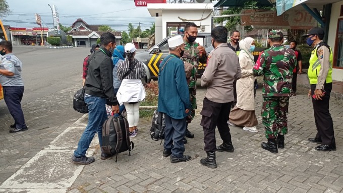 LEGAL: Sejumlah pekerja migran Indonesia (PMI) tiba di Lumajang, beberapa waktu lalu. Meninggalnya PMI ilegal asal Lumajang di perairan Malaysia, Desember lalu, menjadi cambuk seluruh sektor agar lebih gencar melakukan sosialisasi.