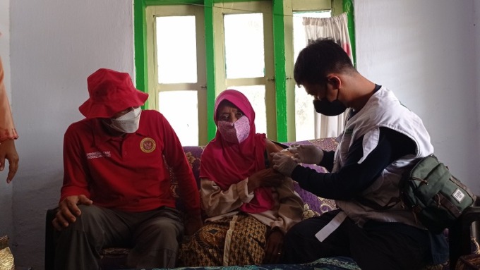 SUNTIK: Dosis vaksin ketiga kali ini diprioritaskan untuk lansia. Sebab, target sebelumnya belum dipenuhi Pemkab Lumajang.