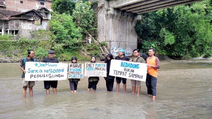 KAMPANYE LINGKUNGAN: Sejumlah aktivis membentangkan poster. Kegiatan ekspedisi Kali Bedadung Ecoton ini berkolaborasi dengan mahasiswa pencinta alam dari Unej, UIN KHAS, dan UIJ.