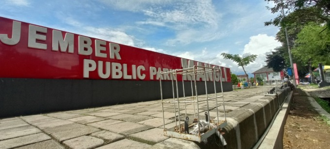 DIBIARKAN: Selain rusak dan hilang, beberapa sarana fasilitas umum di RTH Mangli juga tidak ada perawatan. Hal itu membuat keberadaan fasilitas umum sulit berumur panjang. Foto insert, lampu sorot hilang.