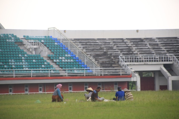 RENCANA BARU: Para pekerja merapikan rumput di Stadion JSG, belum lama ini. Lahan di kawasan JSG yang cukup luas, ke depan direncanakan menjadi kebun buah dan bunga edukatif.