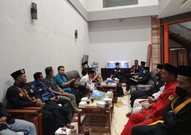 RAPATKAN BARISAN: Para ketua perguruan silat di bawah IPSI Jember melakukan konsolidasi agar kerusuhan yang melibatkan pesilat bisa dihindari. Pertemuan itu berlangsung di salah satu rumah pengurus IPSI, akhir Desember lalu.