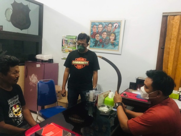 TAK BERKUTIK: Tersangka Mohammad Yatim Asmadira, 51, warga Dusun Patemon, Desa Mangaran, Kecamatan Ajung, saat dimintai keterangan di Polsek Jenggawah.