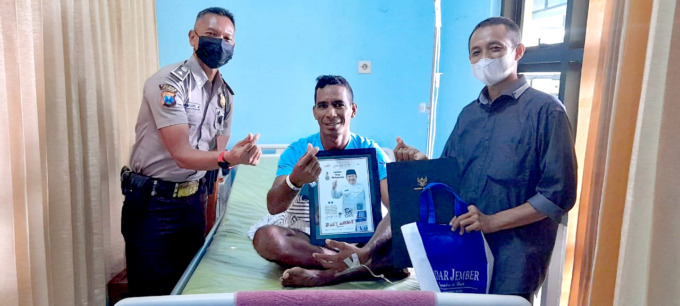 MEMBAIK: Kondisi Yohanes Hiariej (tengah) sudah membaik setelah dirawat. Dirinya sempat terjatuh akibat kram kaki seusai menyelesaikan rute 93 kilometer dalam peringatan Hari Jadi Jember ke-93 tahun.