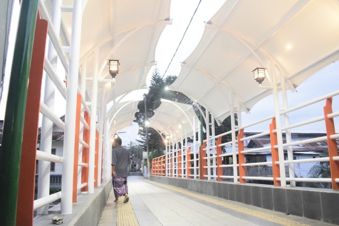 BANYAK PENGUNJUNG: Jembatan Pantekosta yang berada di Kelurahan Dabasah masih diminati beberapa pengunjung. Mereka mengabadikan momen foto di jembatan dengan desain yang cukup unik.