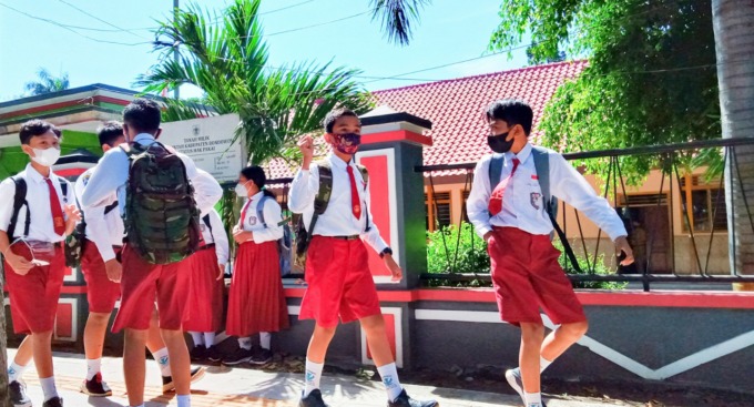 DITINGKATKAN: Sejumlah siswa ketika pulang dari sekolahnya. Mulai pekan depan lama jam belajar di sekolah ditambah menjadi enam jam.