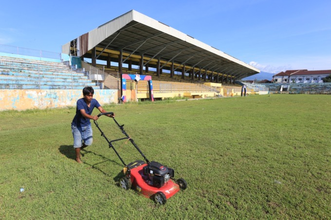 DIKEPRAS: Petugas tengah memotong rumput Stadion Notohadinegoro, kemarin pagi (14/1). Venue olahraga sedianya perlu perawatan khusus, karena selama ini hanya dilakukan jika hendak dipakai untuk event tertentu.