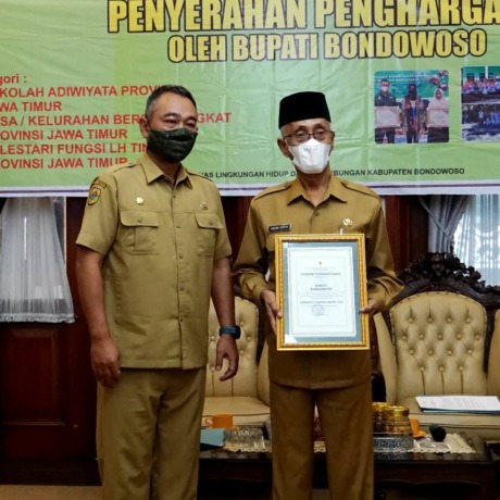 DITERIMA: Bupati Bondowoso KH Salwa Arifin ketika menerima piagam penghargaan yang secara simbolis diberikan oleh Kepala Dinas Lingkungan Hidup (DLH) Agung Aris Sungkowo.
