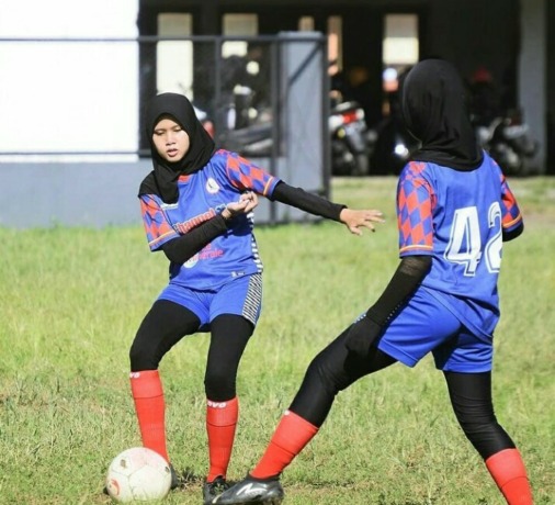 LATIHAN TERUS: Pesepak bola putri Bondowoso berlatih rutin untuk persiapan Porprov 2022.