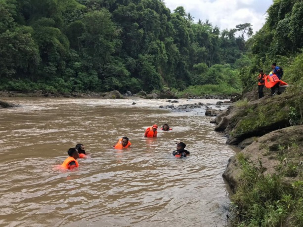 PENYISIRAN: Sejumlah petugas ketika mencari korban hilang di sekitar lokasi memancing, kemarin. Meski sudah dua hari pencarian, korban belum ditemukan.