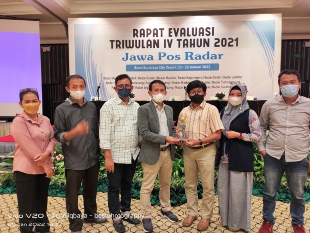 RAIH PENGHARGAAN: Dirut JPR Leak Kustiyo menyerahkan penghargaan kepada Direktur JPRJ Abdul Choliq Baya. JPRJ dinobatkan sebagai perusahaan dengan kinerja terbaik kelas AA dalam evaluasi triwulan IV 2021 di Surabaya, Selasa (25/1).