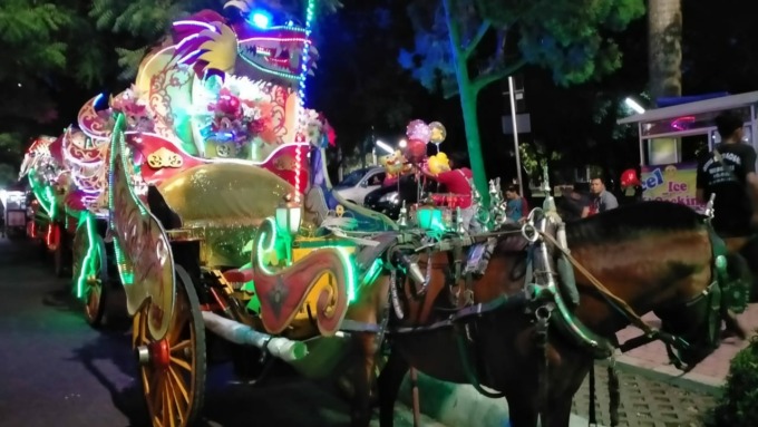 WARNA-WARNI: Salah satu delman dengan berbagai hiasan menarik, atau lebih sering disebut Bendi Wisata Bondowoso, tengah menunggu penumpang.