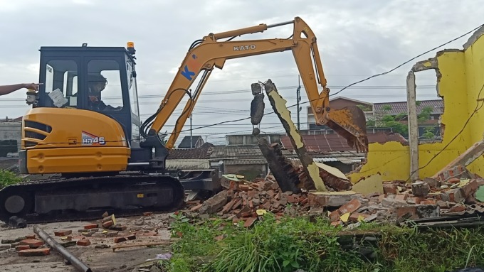 PROSES PEMBONGKARAN: PT KAI Daop 9 Jember menerjunkan alat berat untuk membongkar puluhan bangunan atau kios yang berdiri di pinggir rel kereta api, tepatnya depan Roxy Square.