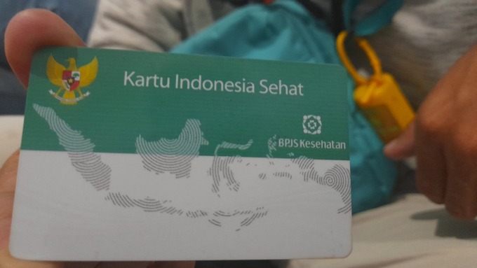 ILUSTRASI: Seorang warga ketika memperlihatkan kartu BPJS Kesehatan miliknya. Salah satu BUMN di Bondowoso diketahui menunggak pembayaran BPJS Kesehatan dan Ketenagakerjaan hingga ratusan juta rupiah.