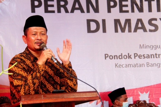 SAPA MASYARAKAT: Anggota Komisi VI DPR RI Amin Ak selaku mitra kerja Kementerian BUMN turut menyosialisasikan peran CSR BUMN bagi masyarakat di Pondok Pesantren Nurul Muta