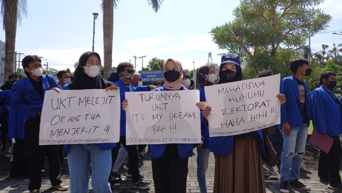 DEMO: Puluhan mahasiswa yang mengatasnmakan Aliansi Suara Mahasiswa UM melakukan demonstrasi di depan rektorat untuk menuntut adanya penurunan Uang Kuliah Tunggal (UKT).