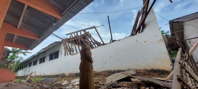 RUSAK BERAT: Kondisi salah satu ruang kelas di SDN Gumelar 03 Kecamatan Balung yang ambruk.