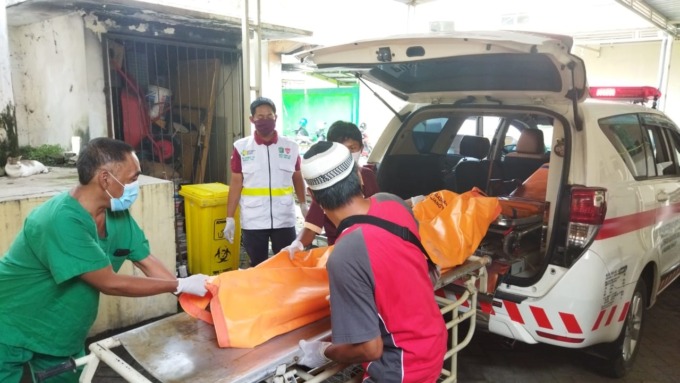 BERTAMBAH: Salah satu jenazah yang ditemukan di Dusun Curahkobokan, Desa Supiturang, Kecamatan Pronojiwo, kemarin. Hingga kini, ada 62 korban meninggal dunia akibat APG Gunung Semeru.