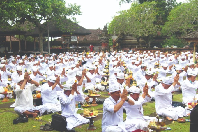 SEMBAHYANG: Ratusan pinandita sedang menggelar acara Shanti Puja di Pura Mandara Giri Semeru Agung. Tujuan acara ini untuk mendoakan keselamatan masyarakat Lumajang dari bencana erupsi Gunung Semeru.