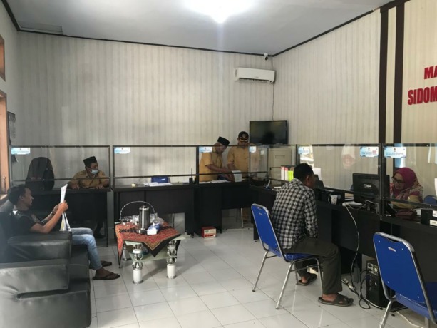 INOVATIF: Ruang pelayanan administrasi di Desa Sidomulyo, Kecamatan Silo. Pemerintah desa setempat telah membuat terobosan dengan membikin layanan berbasis digital. Jadi, masyarakat tak perlu ke kantor desa untuk mengurus surat-surat dan cukup mengakses l