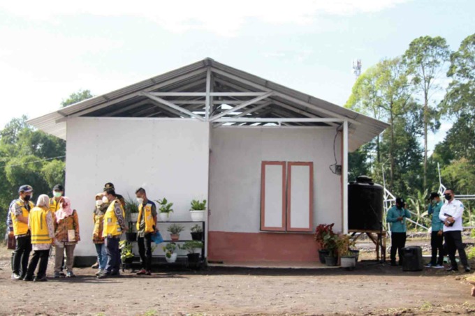 DIPERCEPAT: Salah satu hunian sementara (huntara) yang telah dibangun Pemkab Lumajang. Huntara ini akan menjadi standar pembangunan huntara yang dikerjakan relawan beserta non-governmental organization (NGO).