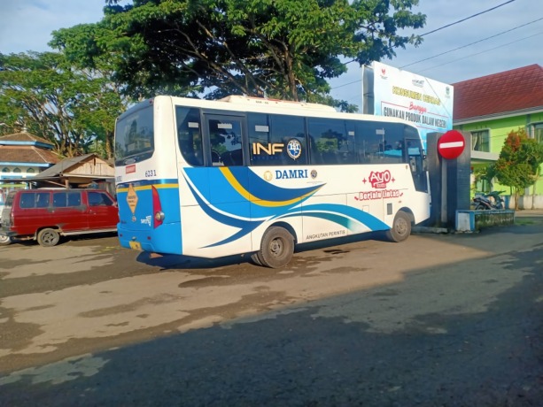 BUS BARU: Armada bus perintis yang melayani penumpang dengan trayek Candipuro-Jember via Jalur Lintas Selatan (JLS) mulai Selasa (1/2) lalu. Sekali perjalanan, penumpang hanya cukup membayar ongkos Rp 15 ribu.
