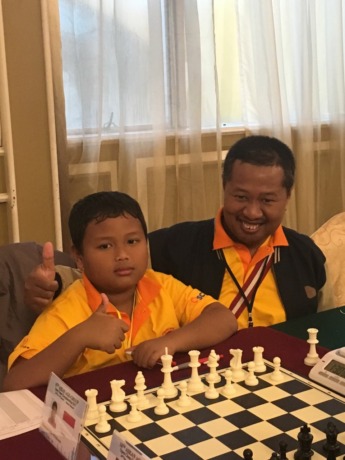PECATUR MASA DEPAN: Muazzam Bilal Wicaksana MP (kiri) didampingi orang tuanya saat ikut gelaran catur internasional di Malaysia pada tahun 2017. Bilal menjadi pecatur termuda di tim Porprov Jember.