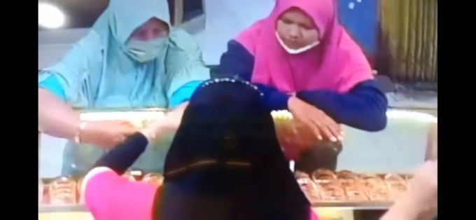 TEREKAM: Tangkapan gambar video rekaman CCTV komplotan ibu-ibu yang mencuri emas di Toko Gampang Jaya, Pasar Baru Pasirian, Senin (7/2). Pemilik toko berencana melaporkan pencurian tersebut ke polsek setempat.