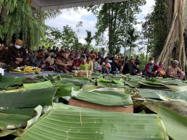 PANJATKAN DOA: Puluhan orang penggiat budaya nusantara hadir di Situs Selogending Desa Kandangan Kecamatan Senduro untuk mendoakan keselamatan Gunung Semeru, siang kemarin.
