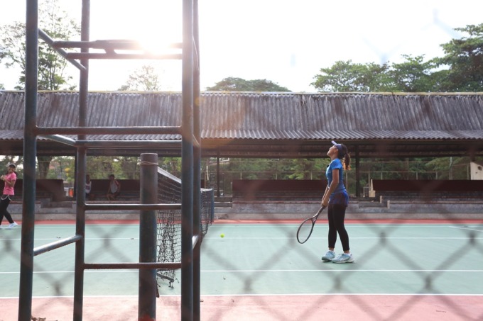 MAU BERBAGI: Atlet tenis Kabupaten Jember menjalani TC mandiri di Lapangan Tenis Kaliwates, kemarin sore (4/2). Sayangnya, TC mandiri itu dirasa kurang maksimal, karena hanya memakai satu lapangan.