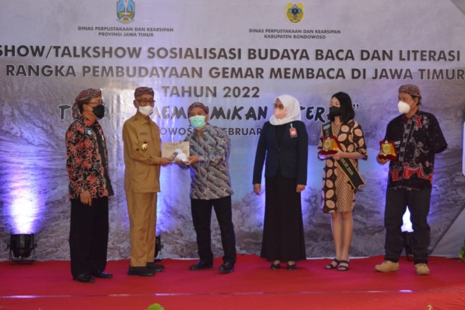 HARUS INTENS: Bupati Bondowoso Salwa Arifin bersama Kepala Dinas Perpustakaan Bondowoso Alun Taufana Sulistyadi ketika menyerahkan plakat kepada Duta Literasi dan Perwakilan Dinas Perpustakaan Jawa Timur dan Duta Baca Nasional.