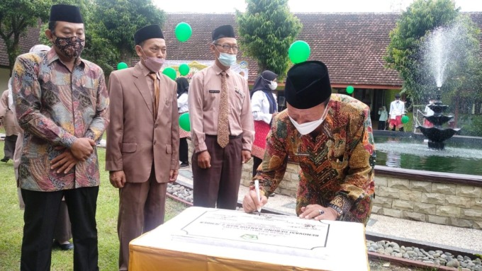 PENANDATANGANAN PRASASTI: Kepala Kantor Kemenag Jember Muhammad menandatangani prasasti renovasi gedung kantor MAN 2 Jember yang diresmikan saat milad ke-30, kemarin (10/2). 