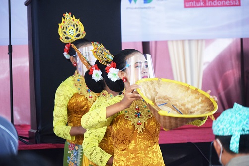 WARISAN BUDAYA TAK BENDA: Tari Petik Kopi ketika ditampilkan oleh salah satu sanggar tari di Kecamatan Sumberwringin. Tarian ini menggambarkan betapa kayanya Bondowoso akan komoditas kopi.
