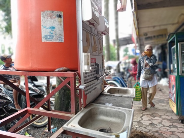 TERBENGKALAI: Potret wastafel portabel yang terpasang di sekitar Alun-Alun Rambipuji. Kondisinya sudah rusak dan mangkrak, karena wastafel itu sudah lama tidak terpakai.