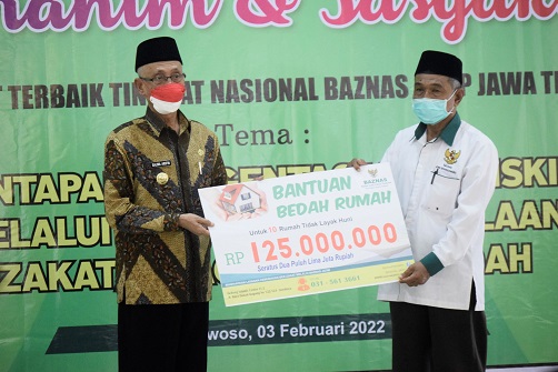 SIMBOLIS: Bupati Bondowoso KH Salwa Arifin ketika memberikan bantuan pembangunan RTLH yang disalurkan oleh Baznas Jatim dan Baznas Bondowoso kepada sejumlah penerima.